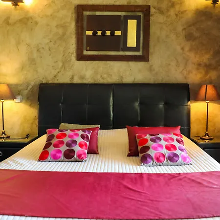 לינה וארוחת בוקר Val D'azur 4*